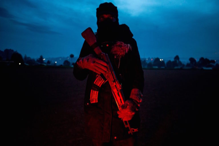 Un policier avant d'une patrouille, à Butembo, Nord-Kivu, le 18 mai 2019. Alors que la RDC peine à se remettre de la crise sanitaire liée au virus Ebola, les Maï-Maï ont mis leurs menaces à exécution. JOHN WESSELS/AFP via Getty Images