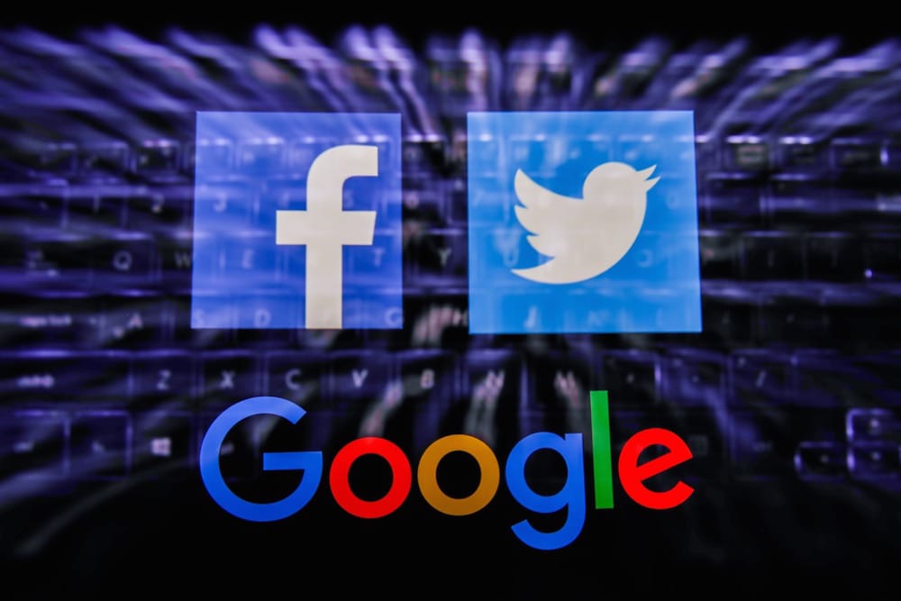 Los logotipos de Facebook, Twitter y Google en la pantalla de un teléfono, Pologna, el 13 de junio de 2020, Ilustración de Jakub Porzycki/NurPhoto via Getty Images