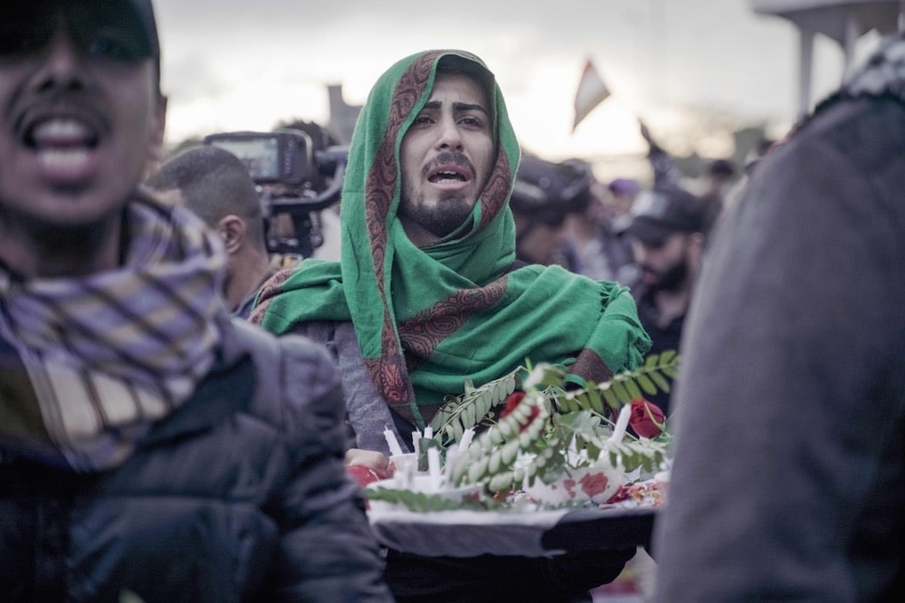 عراقيون في جنازة يوسف ستار، الصحفي المحلي والناشط الذي قُتل أثناء تغطيته مظاهرات مناهضة للحكومة في بغداد، بتاريخ 21 كانون الثاني 2020. (تصوير: أيمن حنة / الوكالة الفرنسية عبر Getty Images