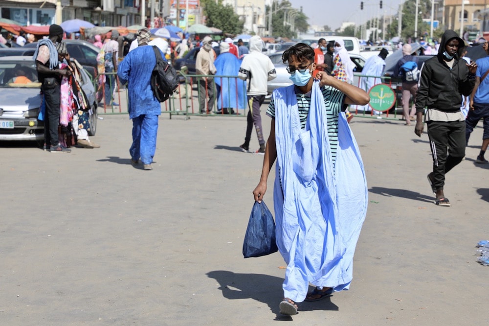 Des personnes portent des masques de protection pendant la pandémie COVID-19, Nouakchott, Mauritanie, le 30 décembre 2020, Cheyakhe Ali/Anadolu Agency via Getty Images