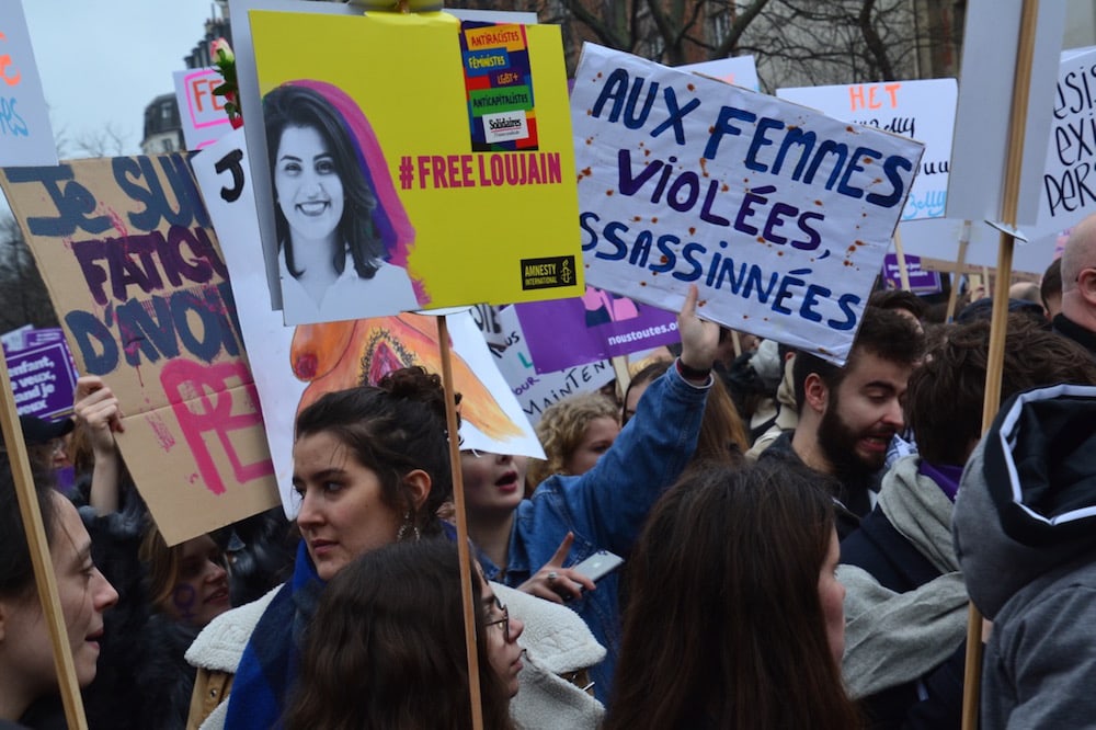 تحرك لمنظمة العفو الدولية يدعو إلى الإفراج عن الناشطة السعودية لجين الهذلول، في اليوم العالمي للمرأة، باريس، فرنسا، 8 آذار 2020. (الصورة من: جين منجوليت/ Flickr, Attribution 2.0 Generic (CC BY 2.0))