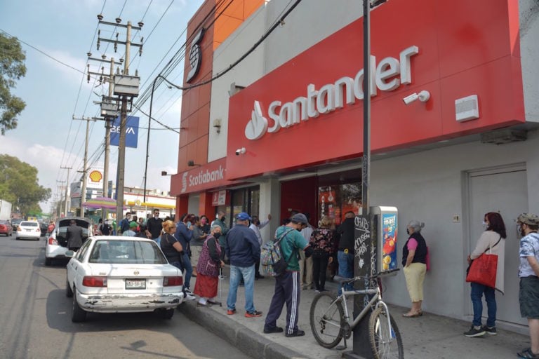 Una cola afuera de un sucursal del banco Santander, en la Ciudad de México, México, el 1 de junio de 2020, Medios y Media/Getty Images