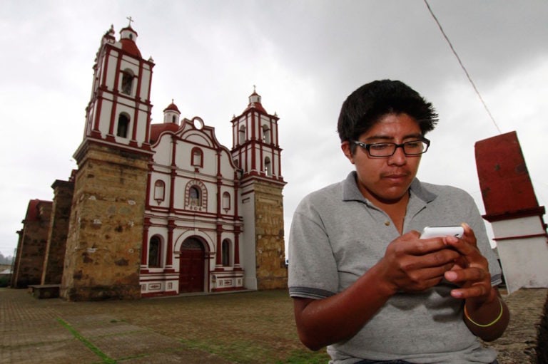 Un hombre indígena - utiliza su teléfono para acceder al internet a través de una red local, en Talea de Castro, Oaxaca, México, el 17 de agosto de 2013, CARLOS SALINAS/AFP via Getty Images