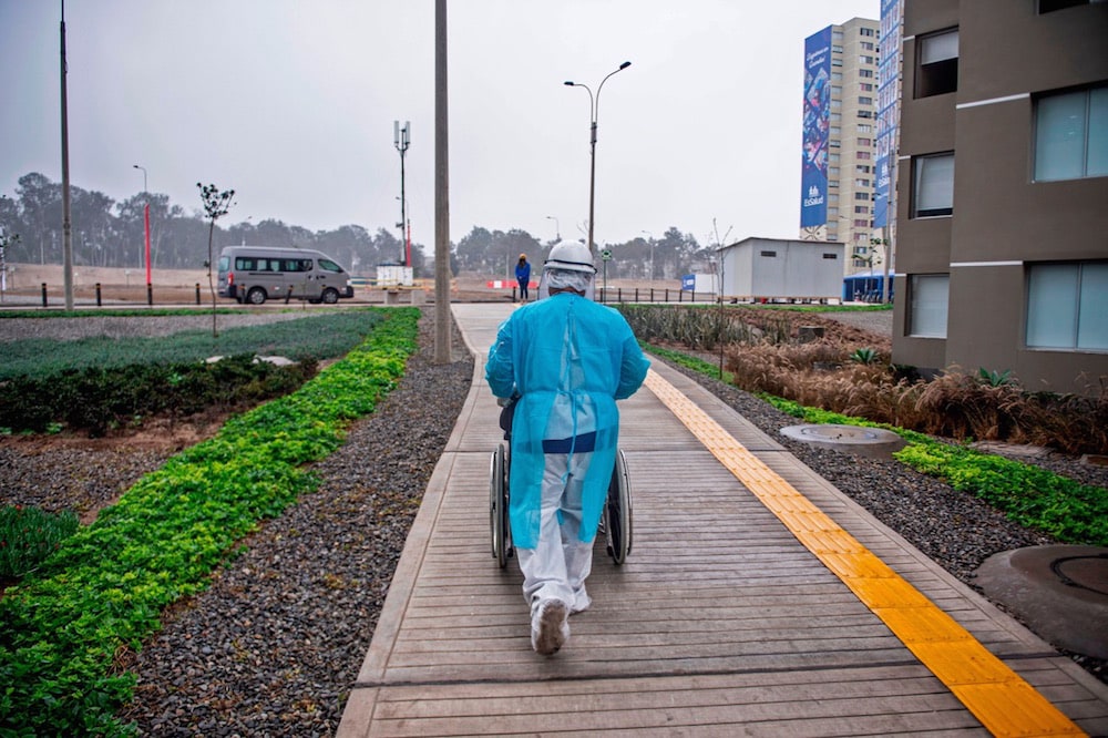 Un trabajador de salud empuje a un paciente recuperado de Covid, en un centro médico, cerca de Lima, Perú, el 28 de agosto de 2020, ERNESTO BENAVIDES/AFP via Getty Images