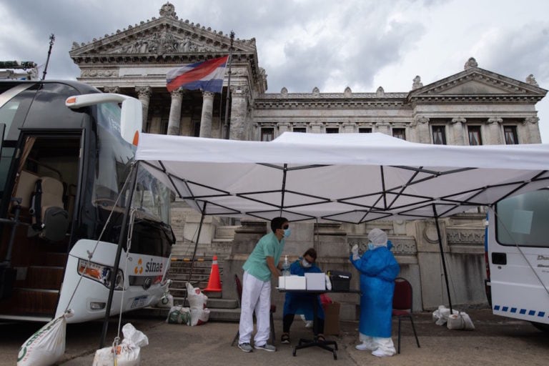 Un centro de pruebas Covid-19 en frente del Congreso, en Montevideo, Uruguay, el 18 de diciembre de 2020, PABLO PORCIUNCULA/AFP via Getty Images