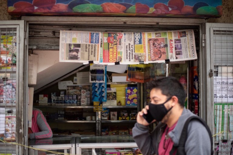 Un hombre pasa en frente de un kiosco de diarios, en Caracas, Venezuela, el 18 de enero de 2021, Leonardo Fernandez Viloria/Getty Images