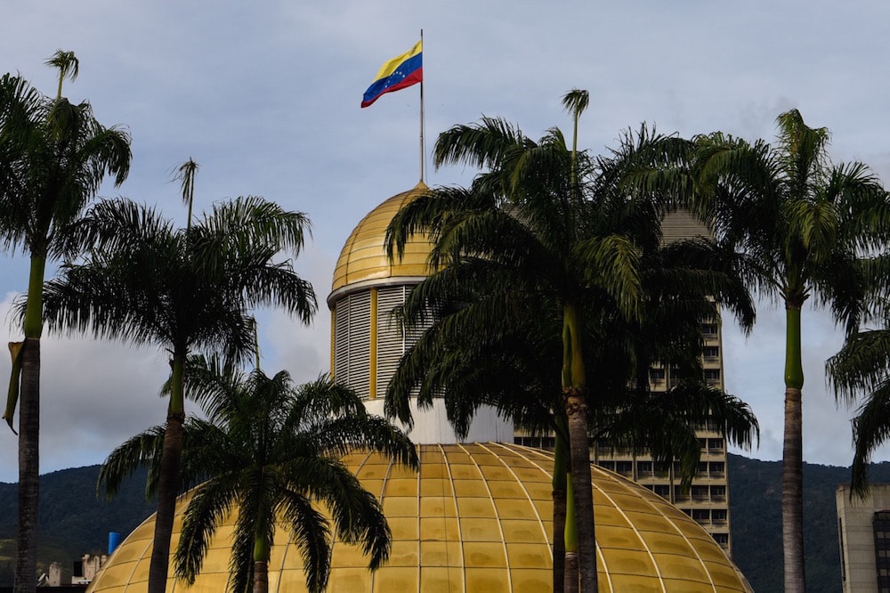 La bandera venezolana en el asedio de la Asamblea Nacional, en Caracas, Venezuela, el 12 de enero de 2021, Carolina Cabral/Getty Images