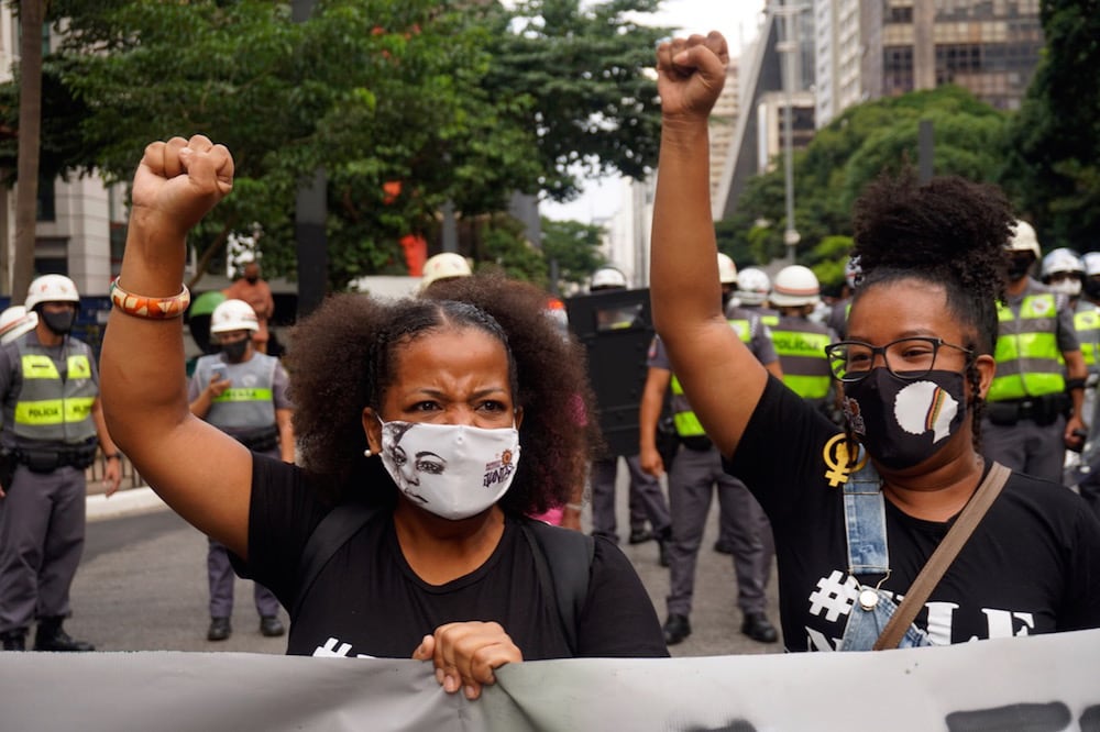 Brasileño/as participan en una protesta contra el presidente Jair Bolsonaro y su gestión del brote de COVID-19 en Sao Paulo, Brasil, el 31 de enero de 2021. Cris Faga / NurPhoto