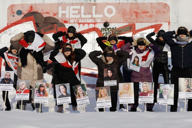 Des manifestantes tiennent de photographies de femmes emprisonnés pendant une protestation contre la violence policière, Minsk, Biélorussie, le 16 janvier 2021, STRINGER/AFP via Getty Images