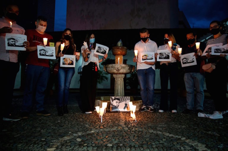 Unos miembros de la prensa rinden homenaje al periodista Felipe Guevara, quien murió dos días después de recibir un disparo en Cali, Colombia, el 23 de diciembre de 2020, PAOLA MAFLA / AFP vía Getty Images