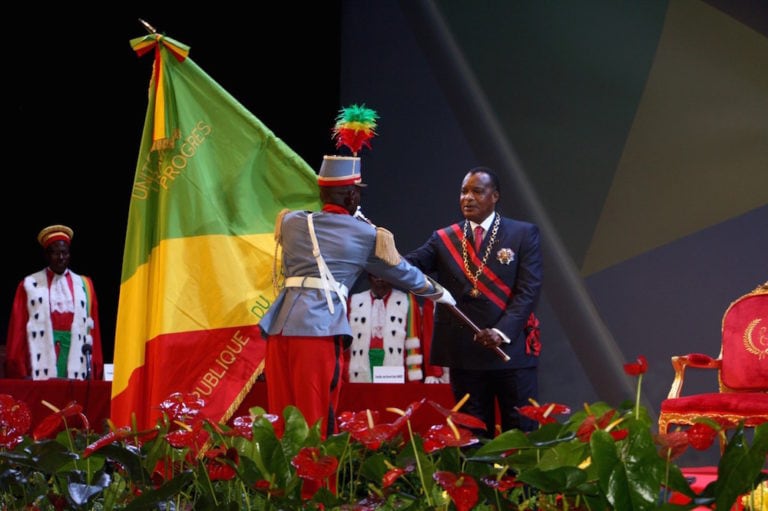 Le président Denis Sassou Nguesso reçoit des mains d'un soldat le drapeau de la République du Congo, pendant la cérémonie d'investiture, à Brazzaville, le 16 avril 2016, GUY-GERVAIS KITINA/AFP via Getty Images