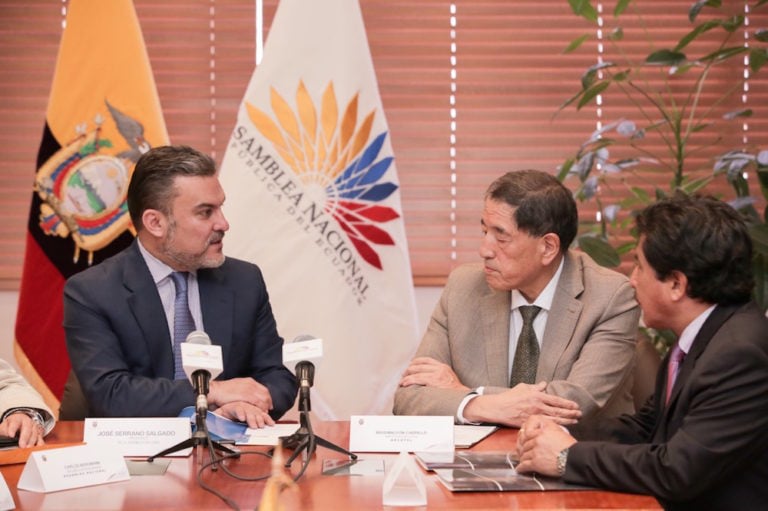 El Presidente de la Asamblea Nacional firma acta para ampliar la señal de la televisión legislativa (TVL), junto a representantes de ARCOTEL y del Registro Público, Quito, Ecuador, el 18 de enero de 2018, Alberto Romo/Asamblea Nacional, Flickr, Attribution-ShareAlike 2.0 Generic (CC BY-SA 2.0)