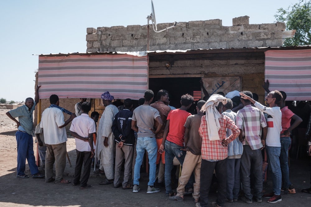 Des réfugiés Éthiopiens qui ont fui le conflit au Tigré regardent la télé dans un village, à Hamdayet, Soudan, le 8 décembre 2020, YASUYOSHI CHIBA/AFP via Getty Images