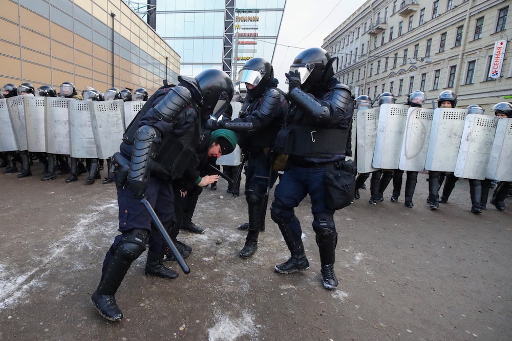Oficiales de policía detienen a un manifestante durante una movilización en apoyo al opositor encarcelado Alexei Navalny, San Petersburgo, Rusia, 31 de enero de 2021, Peter KovalevTASS vía Getty Images