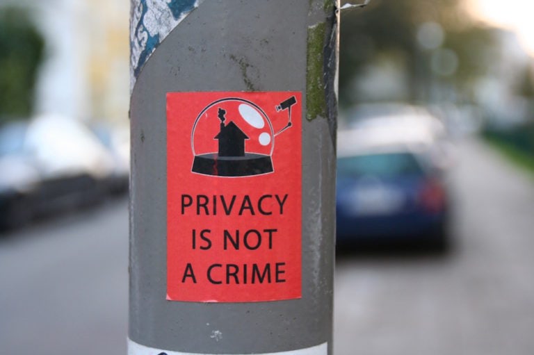 Un afiche que dice “La privacidad no es un crimen”, en Rostock, Alemania, el 27 de octubre de 2014, Jürgen Telkmann/Flickr, Attribution-NonCommercial 2.0 Generic (CC BY-NC 2.0)