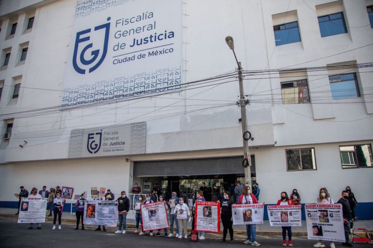 Unos manifestantes con unas pancartas con imagenes de sus familiares desaparecidos afuera de la Fiscalía General de la Justicia, en la Ciudad de México, México, el 27 de enero de 2021, Jair Cabrera Torres/SOPA Images/LightRocket via Getty Images