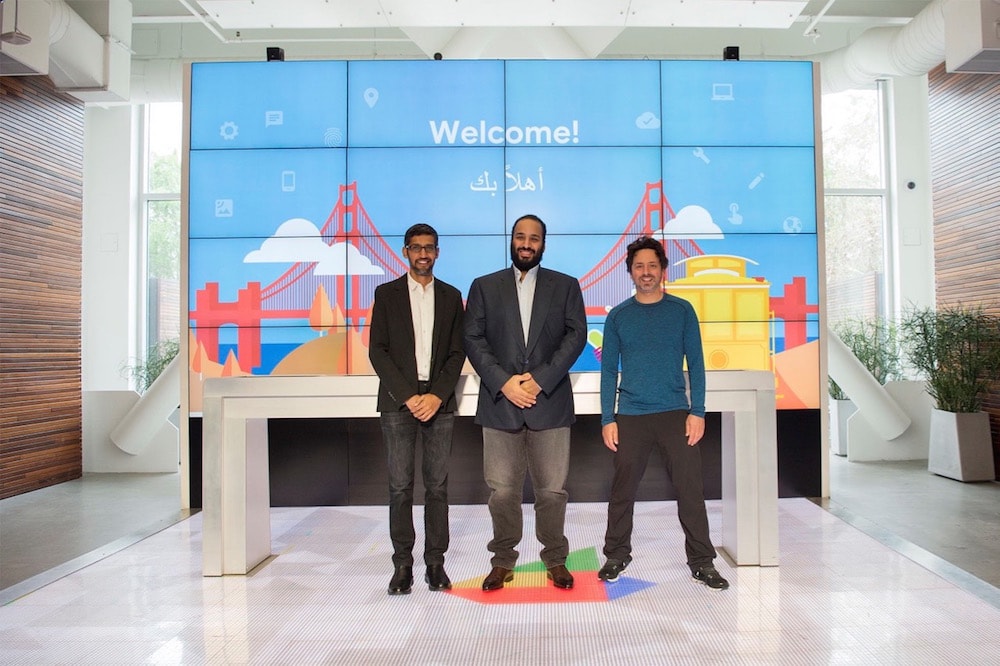 Le prince héritier Mohammed ben Salmane (MBS) pendant une visite à San Francisco, Californie, le 5 avril 2018, avec le fondateur et le PDG de Google, Bandar Algaloud / Saudi Kingdom Council / Handout/Anadolu Agency/Getty Images