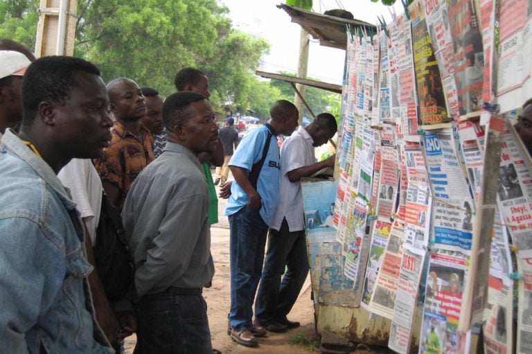 Des hommes lisent les unes de la presse sur un kiosque à journaux, à Lomé, Togo, le 4 juin 2007, EMILE KOUTON/AFP via Getty Images
