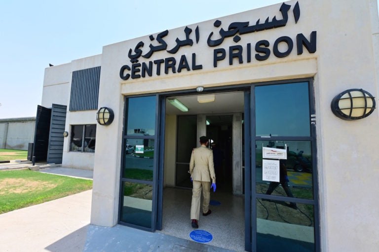 شرطي يدخل سجن العوير المركزي بدبي في الإمارات العربية المتحدة، 21 آيار 2020، وسط جائحة كوفيد-19. (GIUSEPPE CACACE / AFP via Getty Images).