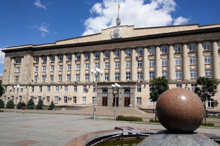 An administrative building in Cherkasy, Ukraine, 21 May 2020, Половко Сергей Николаевич - Own work, CC BY-SA 4.0, https://commons.wikimedia.org/w/index.php?curid=96055347