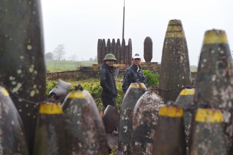 Des visiteurs dans un musée d'une base aérienne, dans la province de Quang Tri, Vietnam, le 8 décembre 2020, NHAC NGUYEN/AFP via Getty Images