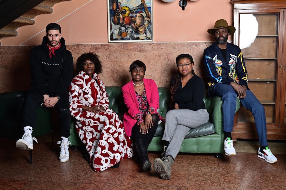 Milan, Italie, le 17 février 2021. Les cinq membres du collectif « Black lives matter in Italian Fashion (Les vies des noirs comptent dans la mode italienne) », lors d'un défilé avant la Semaine de la mode de Milan. MIGUEL MEDINA / AFP via Getty Images