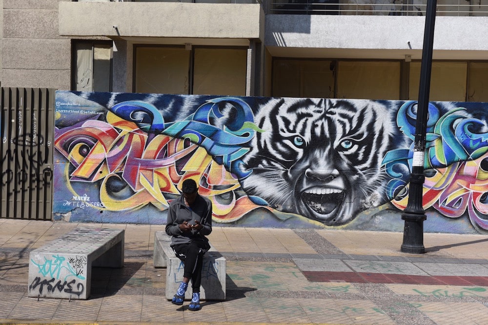 Un hombre utiliza su teléfono celular en Santiago, Chile, el 18 de septiembre de 2019, John Milner/SOPA Images/LightRocket via Getty Images