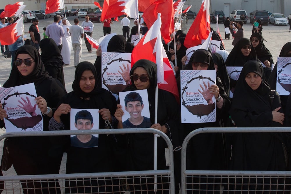 أنصار المعارضة يشاركون في اعتصام أمام مبنى الأمم المتحدة في المنامة، البحرين، لإدانة التعذيب والتضامن مع ضحايا التعذيب، 26 أيار 2014 . (الصورة من: حسين البهراني / باسيفيك برس / LightRocket عبر Getty Images)