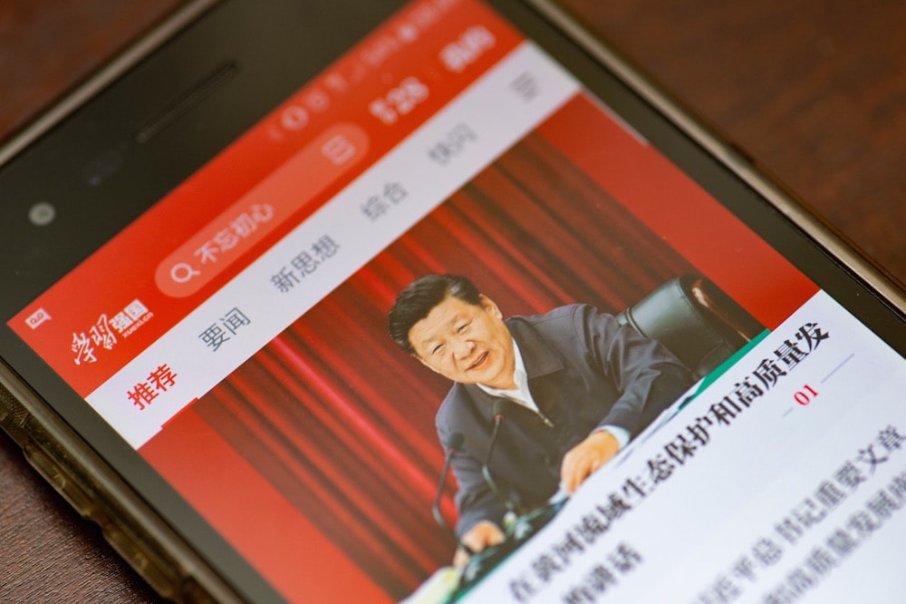 Une image du président Xi Jinping dans l'écran d'une téléphone cellulaire, le 15 octobre 2019, Yichuan Cao/NurPhoto