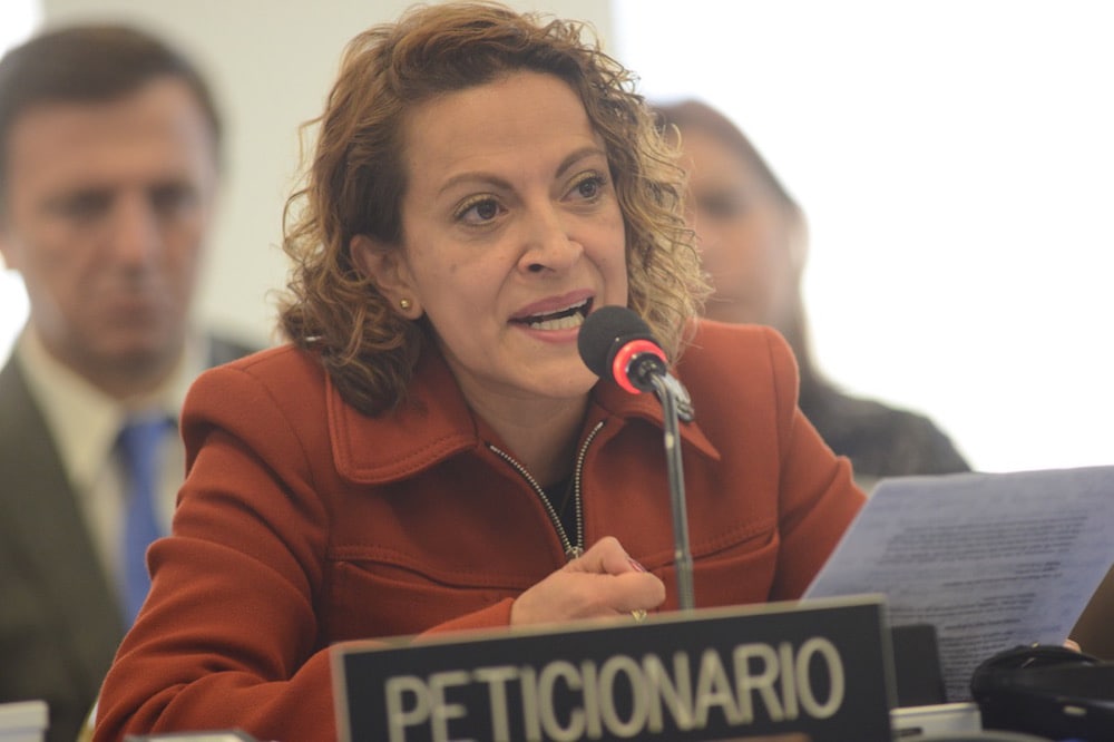 Jineth Bedoya Lima como peticionaria en el 157 Período Ordinario de Sesiones de la Comisión Interamericana de Derechos Humanos, el 5 de abril de 2016, Foto: Daniel Cima, Comisión Interamericana de Derechos Humanos, CC BY 2.0 , via Wikimedia Commons