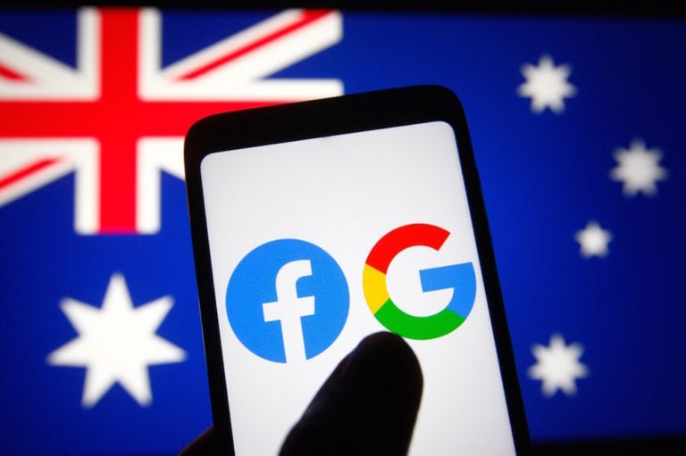 Los logotipos de Facebook y Google en un teléfono enfrente de una bandera australiana, el 25 de febrero de 2021. Ilustración hecha en Ucrania, Pavlo Gonchar/SOPA Images/LightRocket via Getty Images