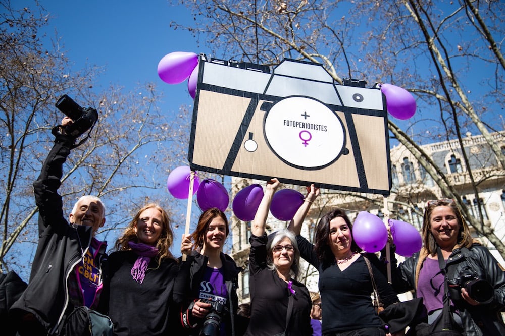 مصورات صحفيات يحملن ملصقًا للكاميرا، في برشلونة، إسبانيا، 8 آذار 2019، اليوم العالمي للمرأة، للفت الانتباه إلى تحديات المرأة في المهنة.(الصورة من: Pau Venteo / NurPhoto عبر Getty Images).
