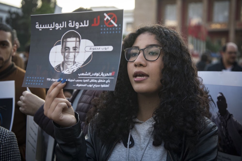 أشخاص يشاركون في احتجاج ضد "حملة القمع" التي تستهدف الذين ينشرون معلومات على الشبكات الاجتماعية دعمًا لحرية التعبير، في الرباط، المغرب ، 9 كانون الثاني 2020 . (الصورة من: فاضل سينا / الوكالة الفرنسية عبر Getty Images).