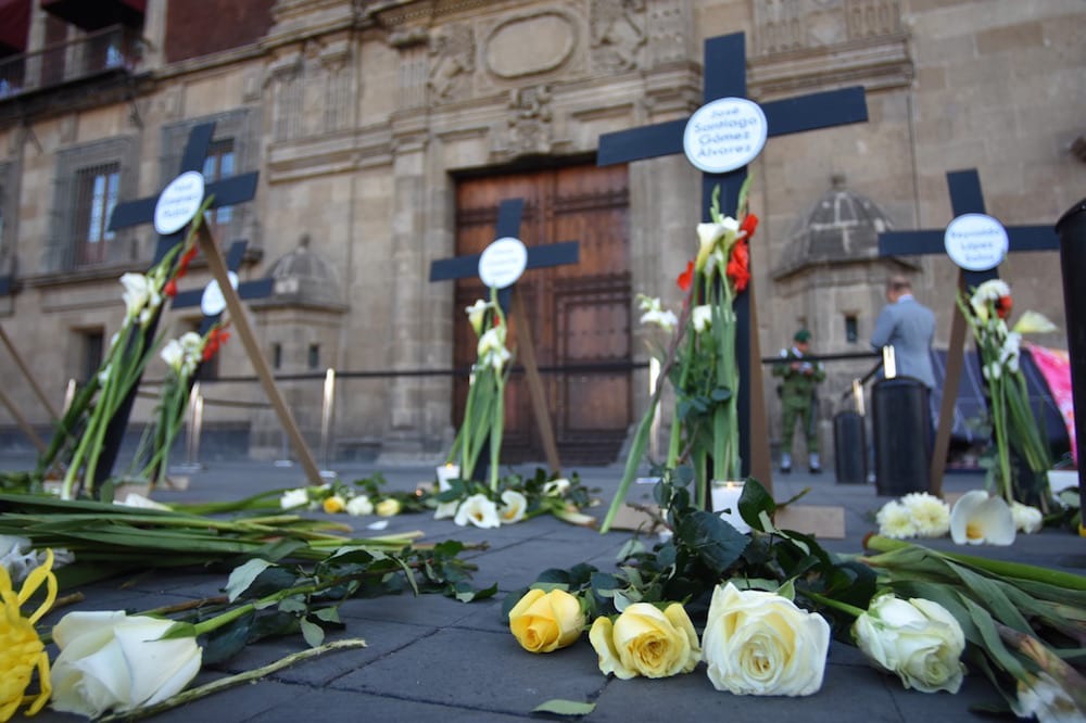 Unas cruces con los nombres de periodistas y defensores de derechos humanos asesinados durante los primeros tres meses de gobierno del presidente Andrés Manuel López Obrador, en la Ciudad de México, México, el 22 de febrero de 2019, Carlos Tischler/Getty Images