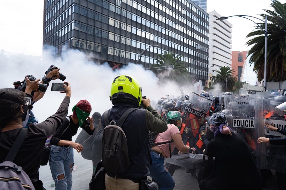 Unos periodistas cubren una marcha por la despenalización del aborto mientras que la policía roció gas lacrimógeno, en la Ciudad de México, México, el 28 de septiembre de 2020, Lexie Harrison-Cripps/SOPA Images/LightRocket via Getty Images