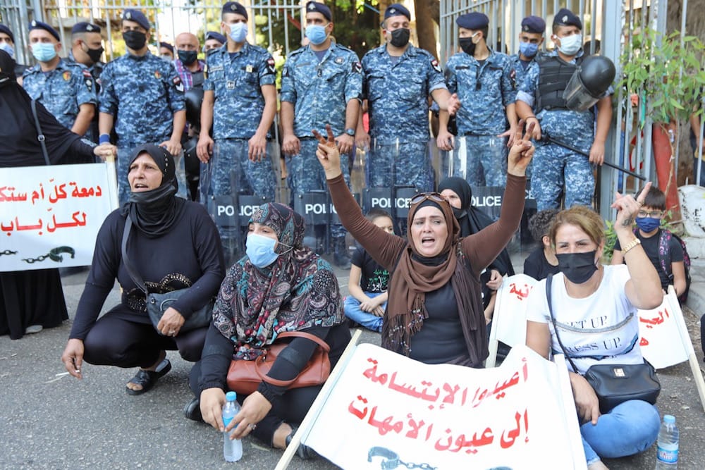 أقارب المحتجزين في سجن رومية، يتظاهرون أمام وزارة العدل، يطالبون بعفو عام وحماية السجناء بعد انتشار فيروس كورونا في السجن، بيروت، لبنان، 14 أيلول 2020. (الصورة من: أنور عمرو / الوكالة الفرنسية عبر Getty Images)