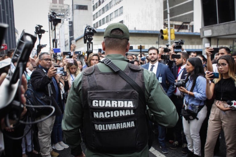 Unos periodistas afuera de las instalaciones de la Asamblea Nacional, en Caracas, Venezuela, el 5 de enero de 2020, Boris Vergara/Anadolu Agency via Getty Images