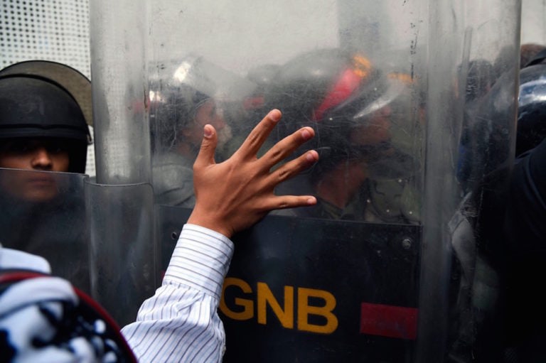 Oficiales de la Guardia Nacional Bolivariana de Venezuela impiden ingreso a periodistas a una sesión de la Asamblea Nacional, en Caracas, el 5 de enero de 2020, YURI CORTEZ/AFP via Getty Images