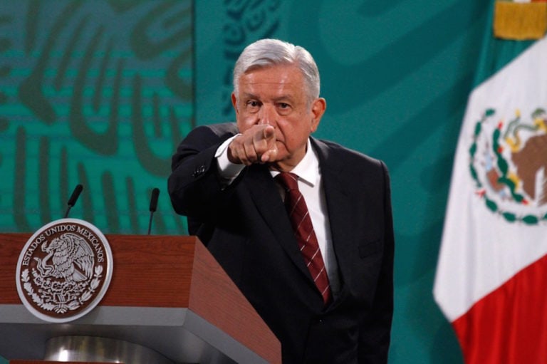 El Presidente de México, Andrés Manuel López Obrador, señala con el dedo durante una conferencia de prensa en Ciudad de México, 5 de abril de 2021, Luis Barron / Eyepix Group / Barcroft Media vía Getty Images