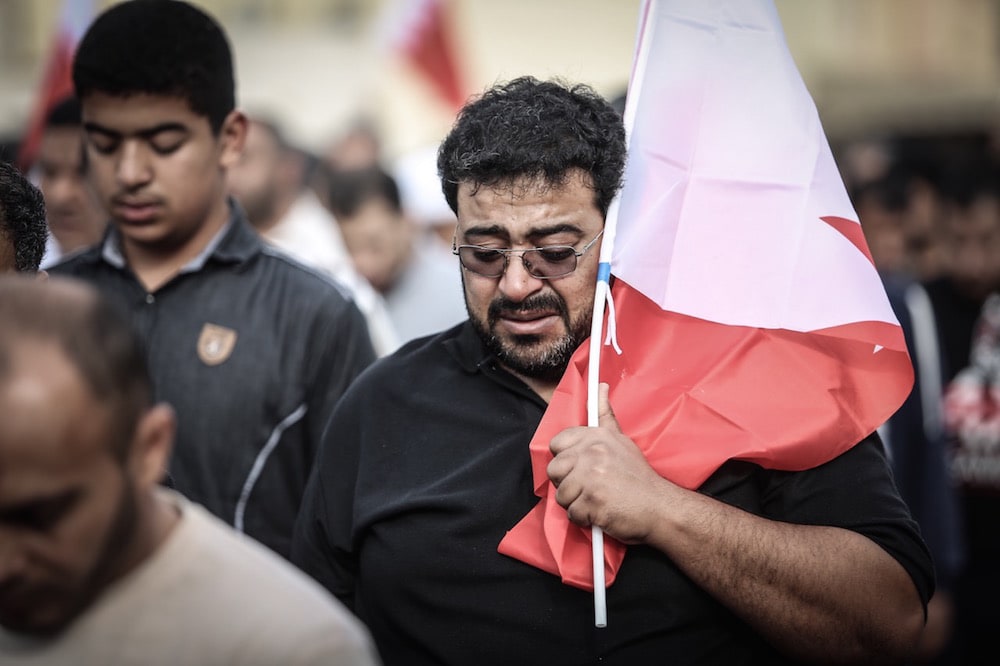 متظاهرون حزينون على وفاة سجين سياسي لم يتلق أي علاج في السجن، في السنابس، غرب العاصمة المنامة، البحرين، 17 آذار 2017. (الصورة من: سيد باقر الكامل / NurPhoto عبر Getty Images).