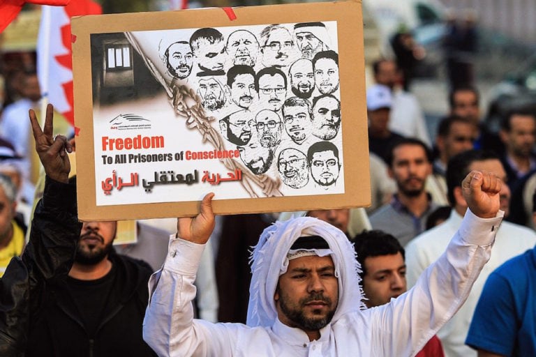 مئات الأشخاص يشاركون في مظاهرة مناهضة للحكومة للمطالبة بالإفراج عن المعتقلين السياسيين، في المنامة، البحرين، 26 كانون أول 2014. (الصورة من: أيمن يعقوب / وكالة الأناضول عبر Getty Images).
