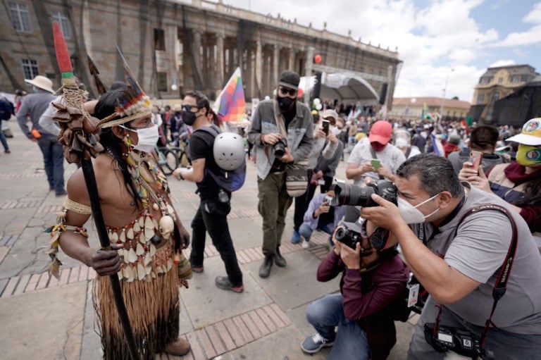 Unos reporteros gráficos toman fotos de una persona indígena durante una jornada de paro Nacional, en Bogotá, Colombia, el 21 de octubre de 2020, Diego Cuevas/Vizzor Image/Getty Images