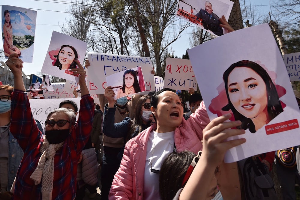 Personas participando en una manifestación por los derechos y la protección de las mujeres después de que una joven secuestrada para casarla fuera encontrada muerta. Bishkek, Kirguistán, 8 de abril de 2021, VYACHESLAV OSELEDKO/AFP a través de Getty Images 