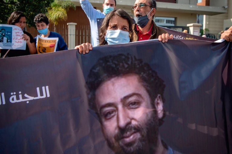 والدة الصحفي البارز عمر راضي (في الصورة)، تشارك في مظاهرة لدعم راضي، في الدار البيضاء، المغرب، 22 أيلول2020. (الصورة من: فضل سينا / الوكالة الفرنسة عبر Getty Images).