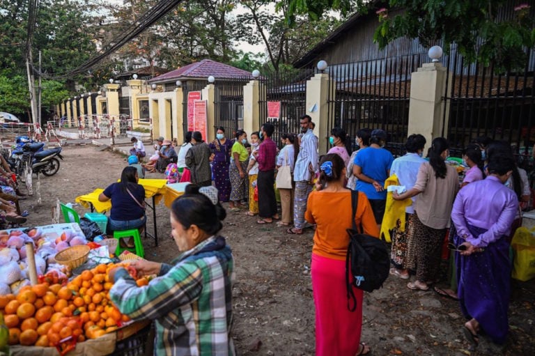 Des gens faisaient la queue devant la prison d'Insein, pour voir ses relatives emprisonnés, à Yangon, Myanmar, le 12 avril 2021, STR/AFP via Getty Images