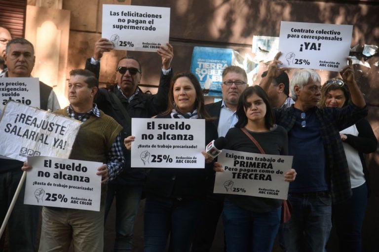 Unos periodistas protestan para exigir seguridad y mejores condiciones laborales, en el Día del Periodista, en Asunción, Paraguay, el 26 de abril de 2017, April 26, 2017, NORBERTO DUARTE/AFP via Getty Images