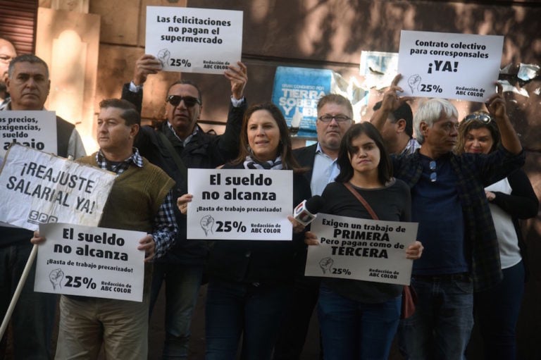 Reporters demonstrate outside the Paraguayan Labor Ministry demanding higher salaries, greater job security and improved safety conditions on National Journalists' Day in Asunción, 26 April 2017, NORBERTO DUARTE/AFP via Getty Images