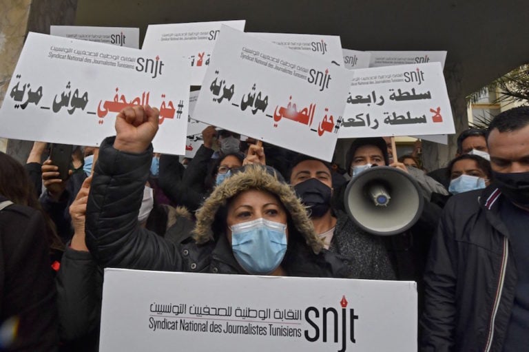 Des membres du Syndicat National des Journalistes Tunisiens font une démonstration devant le bureau de l’agence nationale d’information du pays, Tunis Afrique Presse (TAP), à Tunis, le 15 avril 2021, FETHI BELAID/AFP via Getty Images