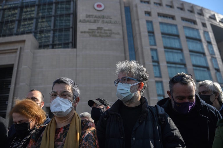 Le représentant de RSF en Turquie, Erol Önderoglu, et le physicien Sebnem Korur Fincanci devant le cours, Istanbul, Turquie, le 3 fevrier 2021, OZAN KOSE/AFP via Getty Images