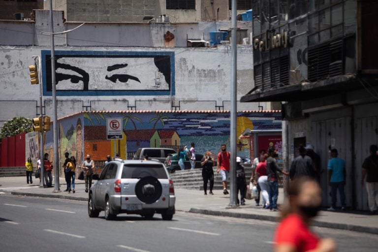 Un mural de los ojos del antiguo president Hugo Chávez, en una calle en Caracas, Venezuela, el 22 de marzo de 2021, Leonardo Fernandez Viloria/Getty Images